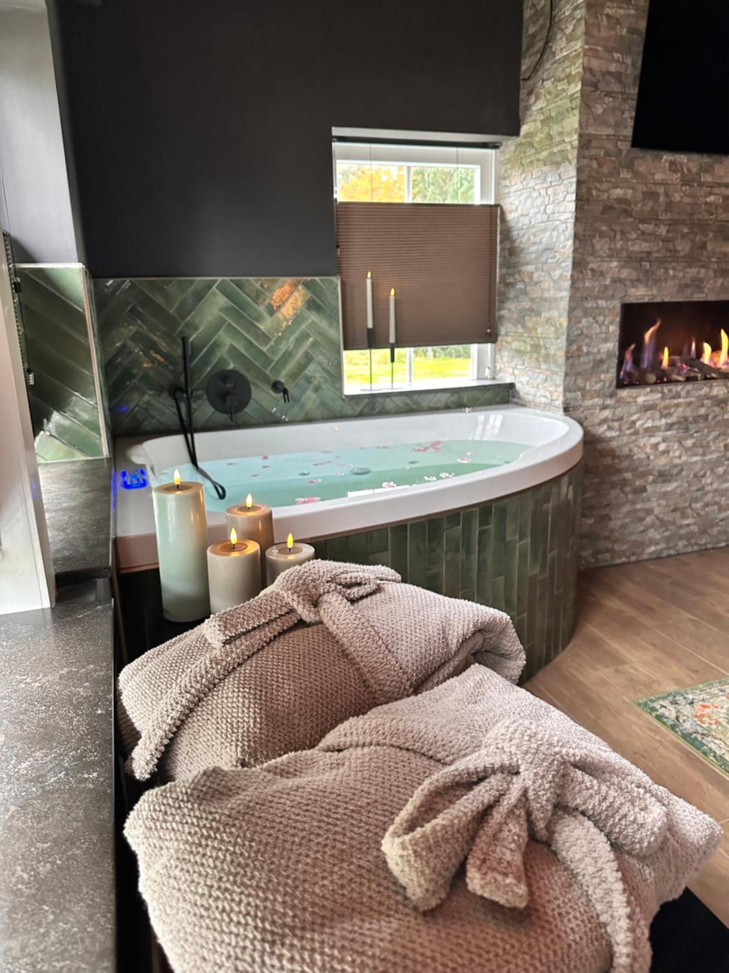 Wellness Tuin - Ultieme Partner Beleving - St Hubertus Suite Met Jacuzzi ,Openhaard, Prive Hottub En Prive Sauna In Jachthut Stijl Horst Exterior foto